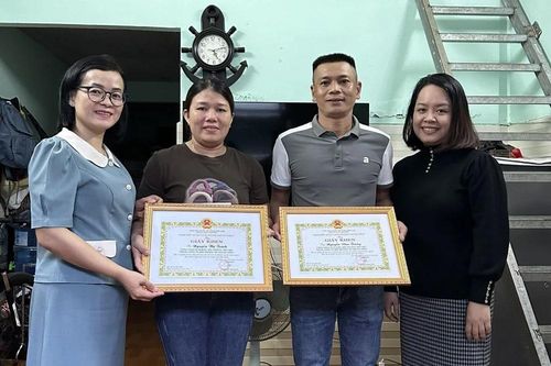 Đà Nẵng: Khen thưởng hai vợ chồng lao công trả lại ví của du khách Mỹ đánh rơi