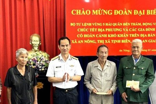Gói bánh tét, tặng quà Tết cho người dân vùng biên giới tỉnh An Giang