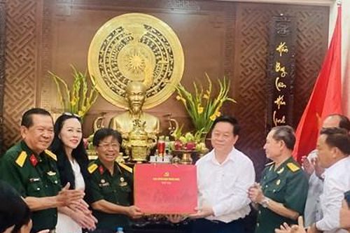 Trưởng ban Tuyên giáo Trung ương Nguyễn Trọng Nghĩa thăm, chúc Tết Hội hỗ trợ gia đình liệt sĩ TP Hồ Chí Minh