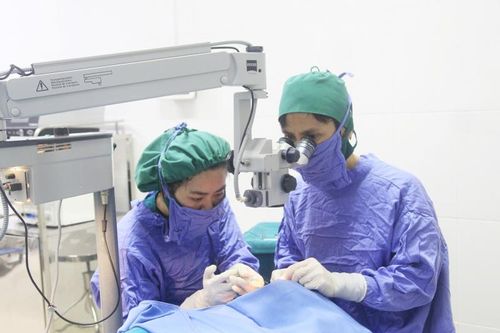 Dọn nhà cuối năm bị mảnh kim loại xé rách nhãn cầu