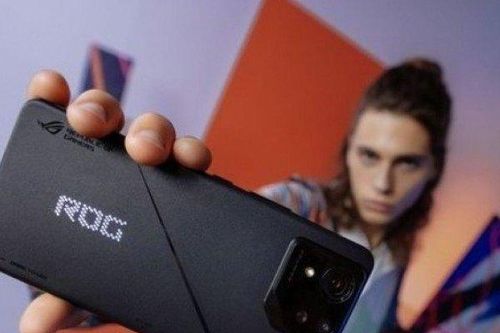 Trên tay ROG Phone 8 - smartphone chơi game 'đáng đồng tiền bát gạo'