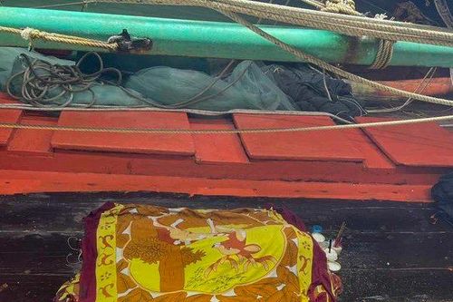 Ngư dân phát hiện thi thể nam giới cụt tay đang phân hủy trên biển