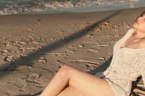 'Nàng dâu nghìn tỷ' hậu sinh con tự ti sắc vóc, treo ngược người, ăn 'kham khổ' giảm cân