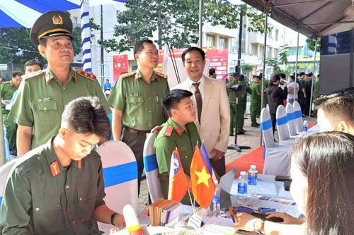 Sôi nổi chương trình 'Xuân Chiến sĩ - Ấm tình đồng đội'