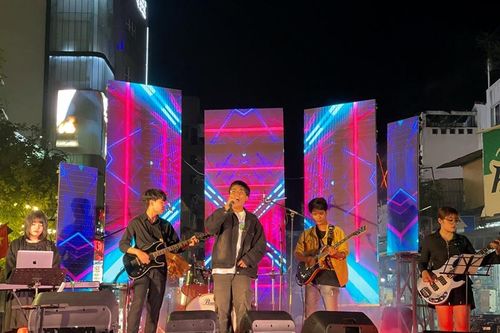 Bùng cháy đêm nhạc Phố Tây