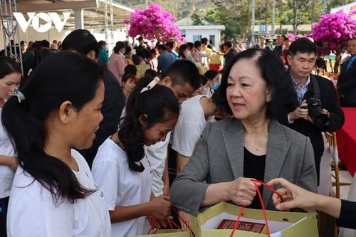 Thường trực Ban Bí thư Trương Thị Mai tặng quà Tết công nhân, người lao động KCN Phú Hội - Lâm Đồng