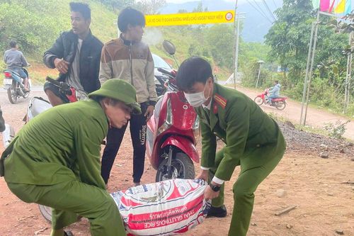 Nhiều người trả lại gạo 'hôi của' từ chiếc xe tải gặp nạn ở Quảng Trị