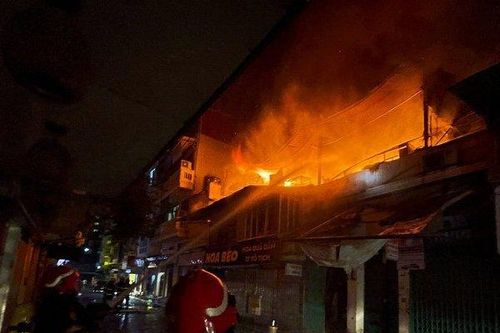 Giải cứu 2 người già thoát khỏi căn nhà bốc cháy lúc rạng sáng