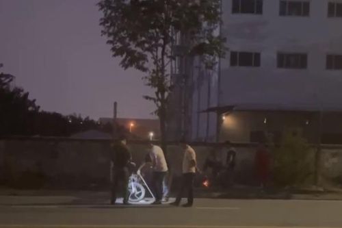 Thanh niên tử vong sau khi lao xe máy lên vỉa hè tông trúng cây xanh