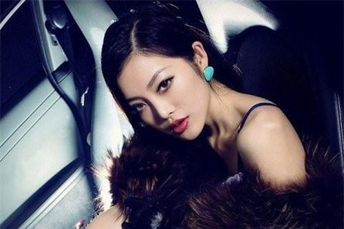 Mỹ nhân diện váy sắc đen huyền bí khoe dáng bên xế hộp