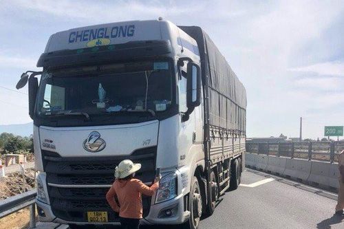 Liều lĩnh lao xe vào cảnh sát giao thông, chặn đường cao tốc