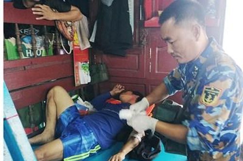 Nhà giàn DK1/21 cấp cứu ngư dân bị tai nạn trên biển