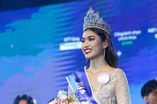 Nữ sinh cao gần 1m80 trở thành tân hoa khôi Duyên dáng Ngoại thương 2023