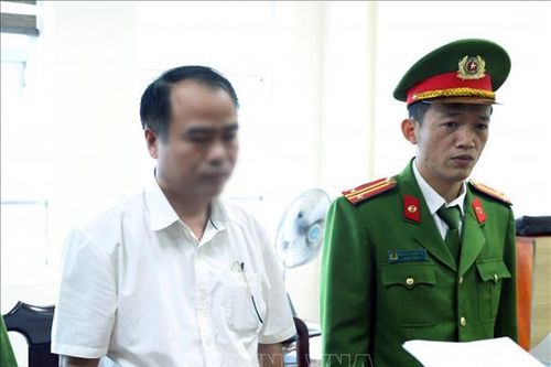 Khởi tố, bắt tạm giam các đối tượng về tội buôn lậu và tham ô tài sản