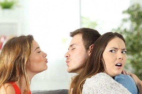 Truyện cười: Chỉ cần vì gia đình, nói dối không có gì sai cả