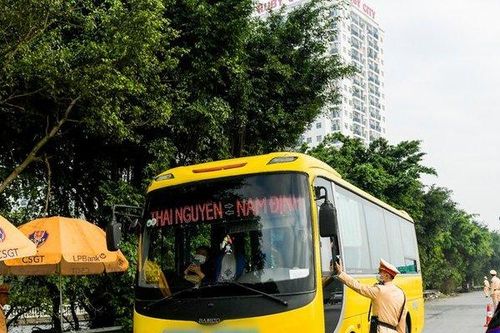 Hà Nội: Nhiều xe dừng xe không đúng nơi quy định bị CSGT xử lý