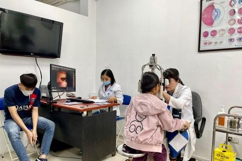 Một số trẻ bị viễn hoặc loạn thị luôn cho rằng 'mắt nhìn bình thường' !