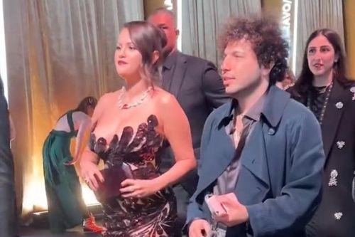 Selena Gomez và bạn trai lần đầu cùng nhau đến thảm đỏ