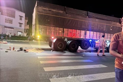 Va chạm với xe container, 2 người đi xe máy tử vong