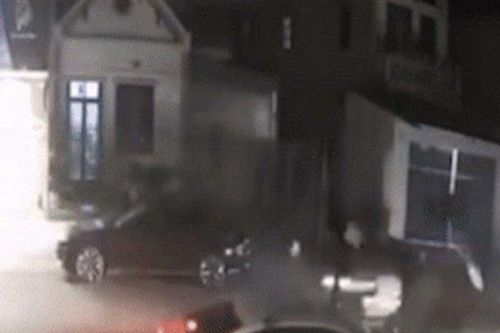 Vụ cô gái đi xe máy gặp nạn bay lên nóc ô tô: Vì tiếng pô nổ to