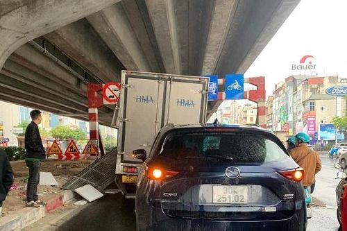 Xe tải đâm vào rào chắn độ cao làn đường ưu tiên gây tai nạn liên hoàn