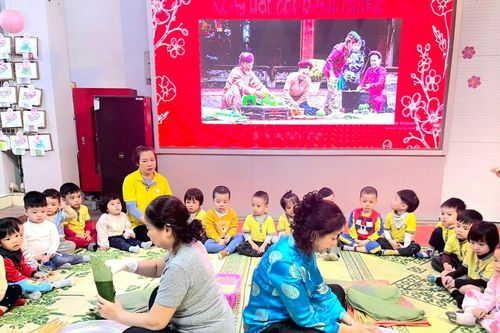 Trẻ mầm non hào hứng trải nghiệm gói bánh chưng
