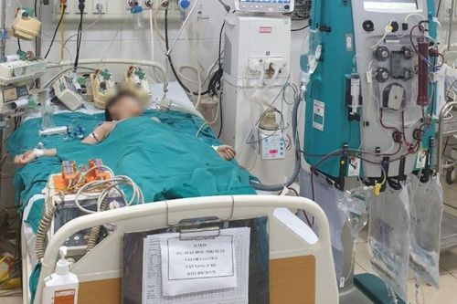 Hai cháu bé bị ngộ độc nghi do ăn quà vặt đang phải lọc máu