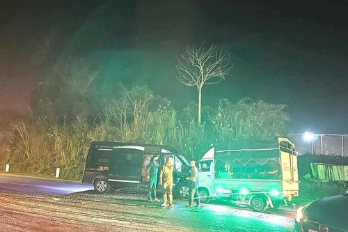 Xe limousine và xe tải tông trực diện trên QL1, tài xế mắc kẹt trong cabin