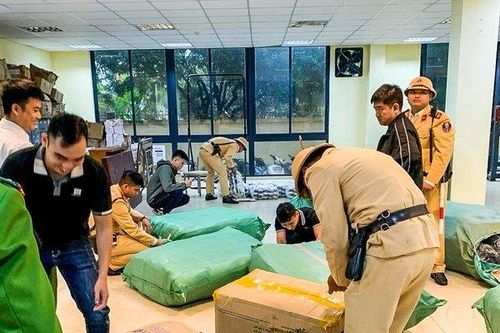 Thu giữ gần 1000 đôi giày 'hàng hiệu' nổi tiếng