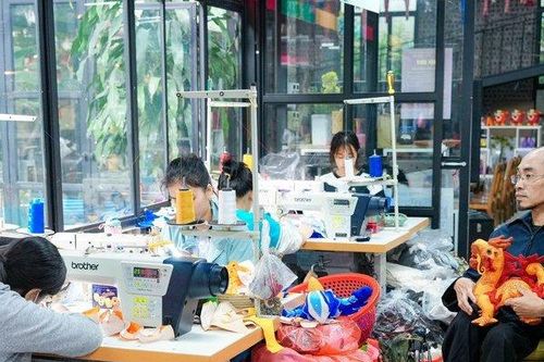 Cận cảnh sản xuất những chú rồng nhồi bông của người khuyết tật