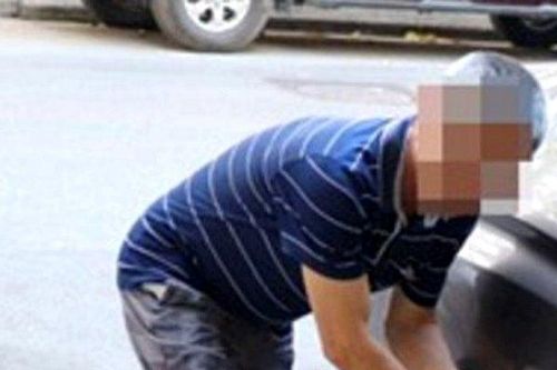 Hà Nội: Khởi tố người đàn ông chọc thủng lốp ô tô vì đỗ 'ngứa mắt'