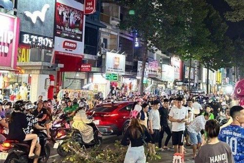 TP.HCM: Nhánh cây rơi xuống đường, một người bất tỉnh