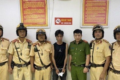 CSGT TP.HCM vây bắt đối tượng truy nã đang lẩn trốn trên xe khách