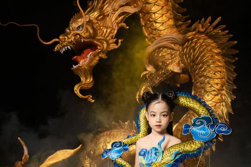 Mẫu nhí Nguyễn Hoàng Diệp tỏa sáng trong bộ sưu tập của NTK Nhật Thực
