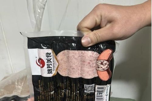 Hơn 800kg xúc xích, tràng lợn nhập lậu, tiểu thương Quảng Ninh vẫn bày bán công khai