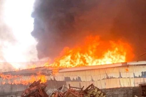 Xưởng sản xuất nệm mút chìm trong biển lửa, nhiều người tháo chạy