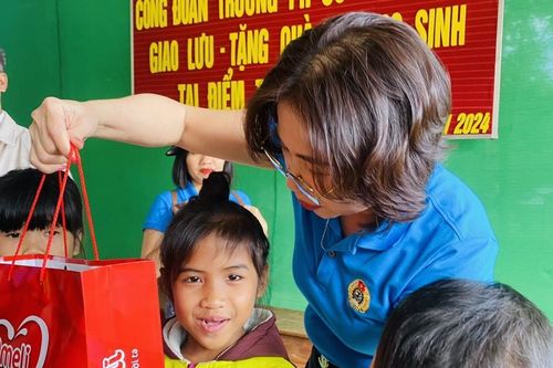 Mang yêu thương đến với học sinh khó khăn vùng cao Quảng Bình