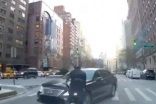 Bị nhắc nhở vì đi ngược chiều, nữ tài xế New York có hành động sốc với cảnh sát