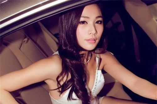 Mỹ nữ dáng xinh quyến rũ bên Hyundai Elantra