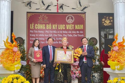 Hệ thống cửa võng Phủ Tiên Hương xác lập kỷ lục Việt Nam