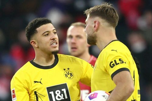 Jadon Sancho xin đá penalty, đồng đội từ chối phũ