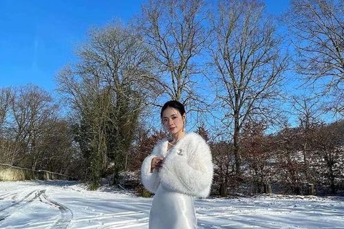 Nữ giảng viên Midu diện váy lụa mỏng giữa cánh đồng tuyết