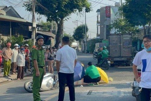 Bà ôm thi thể bé trai khóc gào sau TNGT
