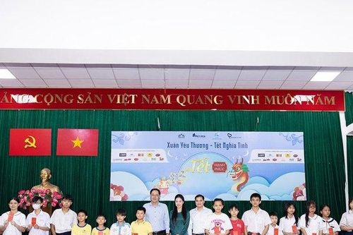 Các Hoa hậu, Á hậu trao 500 phần quà cho người dân khó khăn, trẻ mồ côi