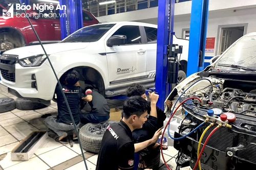 Garage ô tô làm cả ngày lẫn đêm phục vụ khách ngày cận Tết