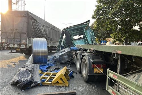 Ba cuộn tôn trên xe đầu kéo rơi xuống đường, 2 thanh niên thoát chết trong gang tấc