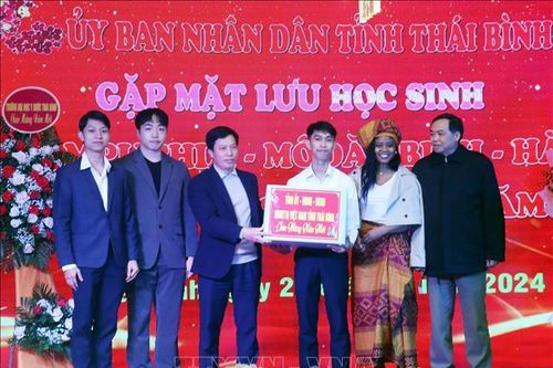 Gặp mặt, tặng quà lưu học sinh các nước Lào, Campuchia, Mozambique, Hàn Quốc