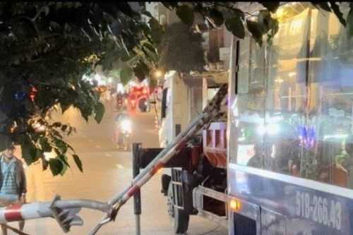Ớn lạnh clip xe buýt lao như tên bắn, 'hạ gục' khung giới hạn chiều cao ở TP.HCM