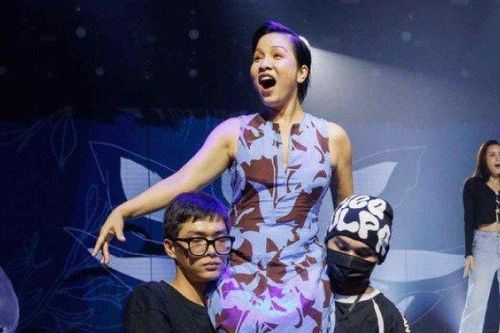 Diva Mỹ Linh U50 là 'thánh' hài hước, gu ăn mặc trẻ trung được lòng công chúng