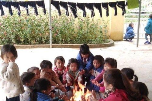 Giá rét bao phủ, giáo viên đốt lửa cho học sinh sưởi ấm